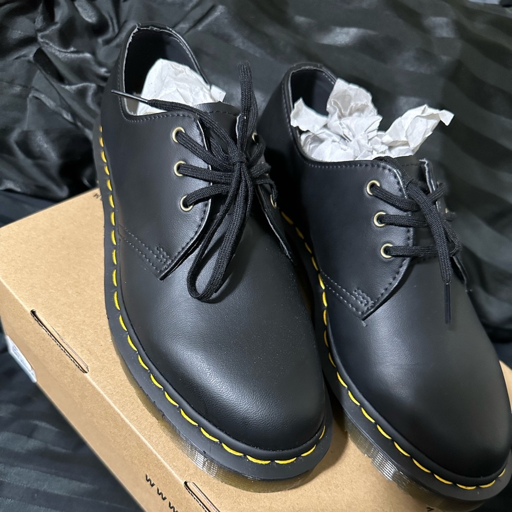 Men’s size 7 dr martens vegan Oxford shoes